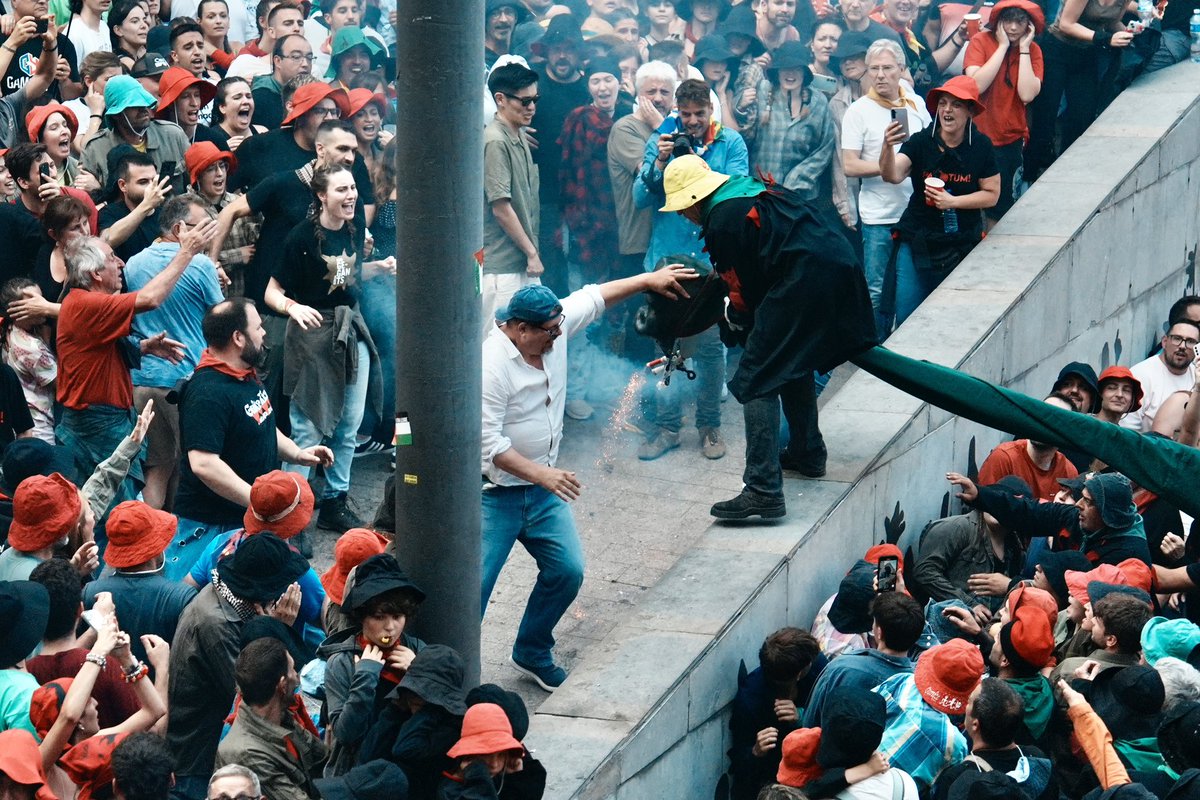 miquelguri's tweet photo. Ahir Donald Trump atacava l'Iran. El mateix dia, a la Patum de Berga, un america atacava la guita. Casualitat? O és que l'imperialisme no descansa ni per Corpus?
 🇺🇸🐉💥 #lapatumdeberga #lapatum2025 @lapatumberga @ajuntamentberga @diariregio7 @laxarxames_ @laxarxacat @tvbergueda https://t.co/q6L2zeBnM7