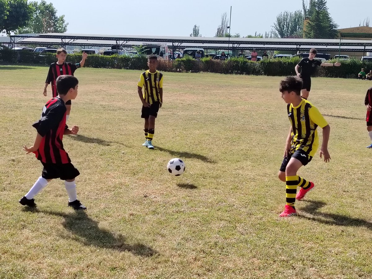 Primeros partidos de la última jornada que definen la clasificación final:

E.Carcavelos 5-1 Calvarrasa de Abajo

Dep.Salamanca 3-2 Hergar

#VamosHergar #TodoAlRojo