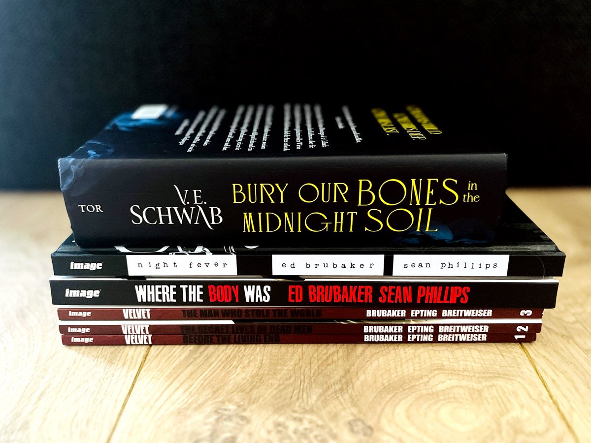 Wochenend-Lektüre. Noch ein paar Brubaker-Comic-Rereads für den Podcast demnächst. Und der neue Vampir-Roman von V.E. Schwab, der kommende Woche erscheint. #lesen #comic #romane #vampire #edbrubaker #steveepting #seanphillips #tor #bookstagram #bookstagramgermany #veschwab #krimi