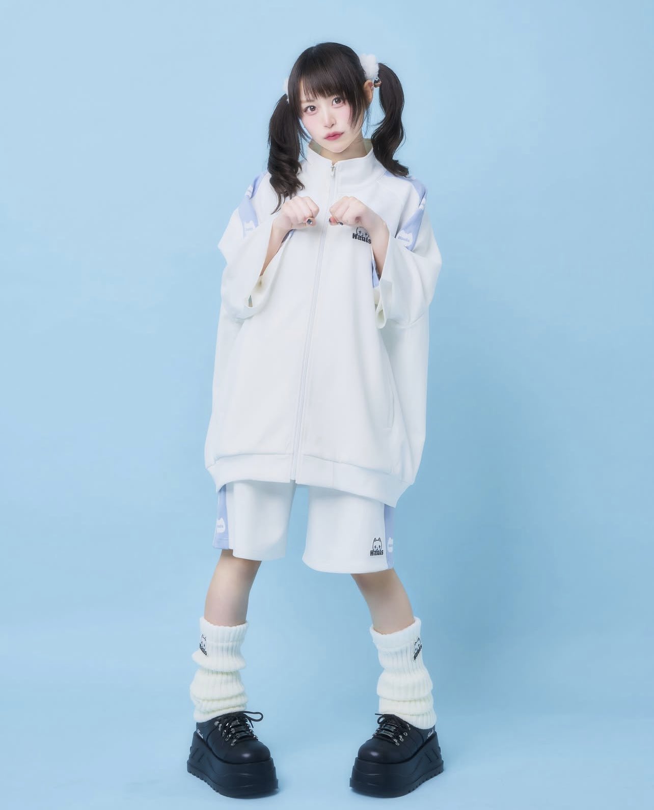 hauls　にゃめんにゃ！モノグラムネ申おジャージ　ホワイト　水色　白 Hauls（ハウルズ）の「にゃめんにゃ！モノグラムネ申おジャージ
