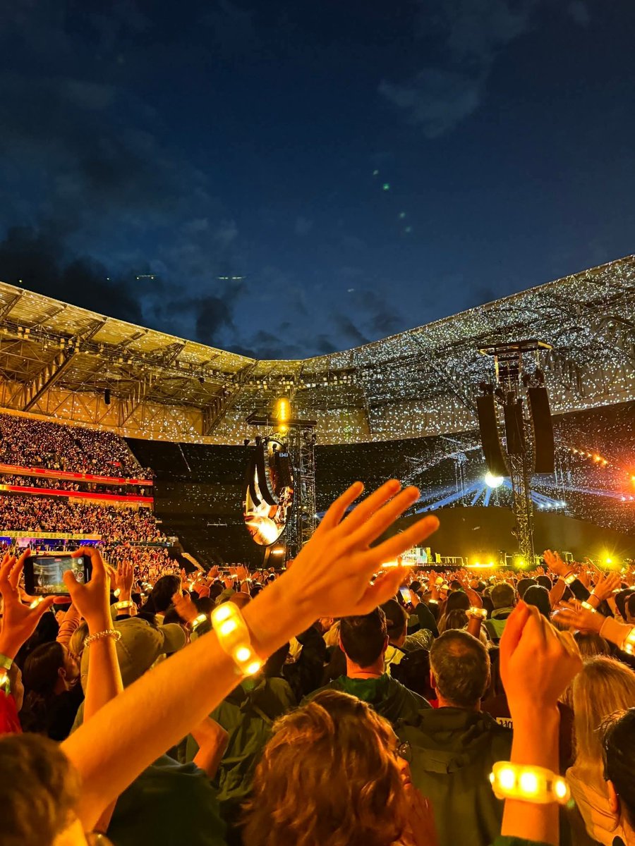 ColdplayCorner's tweet photo. [#SOUVENIRS] 📆 22.06.2024
📌 Il y'a un an aujourd'hui @coldplay se produisait sur la scène du @GroupamaStadium pour la première de ses trois féériques soirées à Lyon. 
👉 https://t.co/gIZAEZ64Cr
Setlist - R#42 Blog - Photos - Vidéos
#ColdplayLyon 🌙 https://t.co/elOEmGSEkA