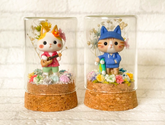 ガラス瓶の中に粘土で作った【茶トラ猫さんとスケボー】【茶白猫さんとウクレレ】を作りました♪
茶トラ猫さんはパーカーを着てスケートボードを
持っています。茶白猫さんはウクレレを弾きながら
夏休みを満喫しています＾＾

先ほどminneさんの方へ出品しましたので
宜しかったら覗いて見て下さい♪