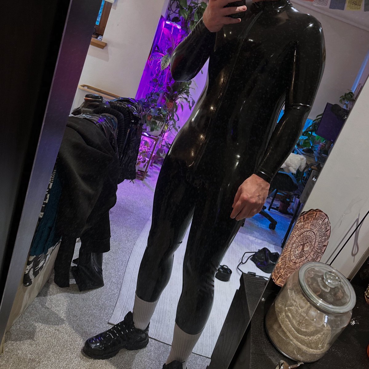 SwitchOnRubber's tweet image. Recently lost 5” off my waist and went down a suit size, I’m a very happy boy 🖤