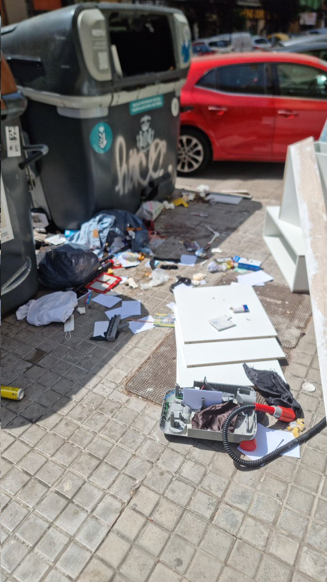 JVQuevedo's tweet photo. 🗑️ Así amanece cada día esta zona de Valencia por gente que rebusca en los contenedores y lo deja todo tirado.
Una vergüenza para vecinos y ciudad.

@AjuntamentVLC, ¿van a hacer algo al respecto?

#Valencia #LimpiezaUrbana #Civismo https://t.co/gInyRHFZas