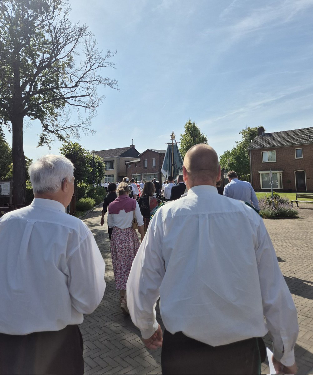 LauraWerger's tweet photo. Vanochtend aanwezig bij de Kermisviering in Megchelen. Het thema dit jaar: vrijheid. Heel toepasselijk in deze tijd. Meegelopen in de processie. Het vendelen was prachtig. Onze kinderburgemeester Jill was er ook! Ik wens de inwoners van Megchelen een fijne kermis! https://t.co/EaCOV8RUYe