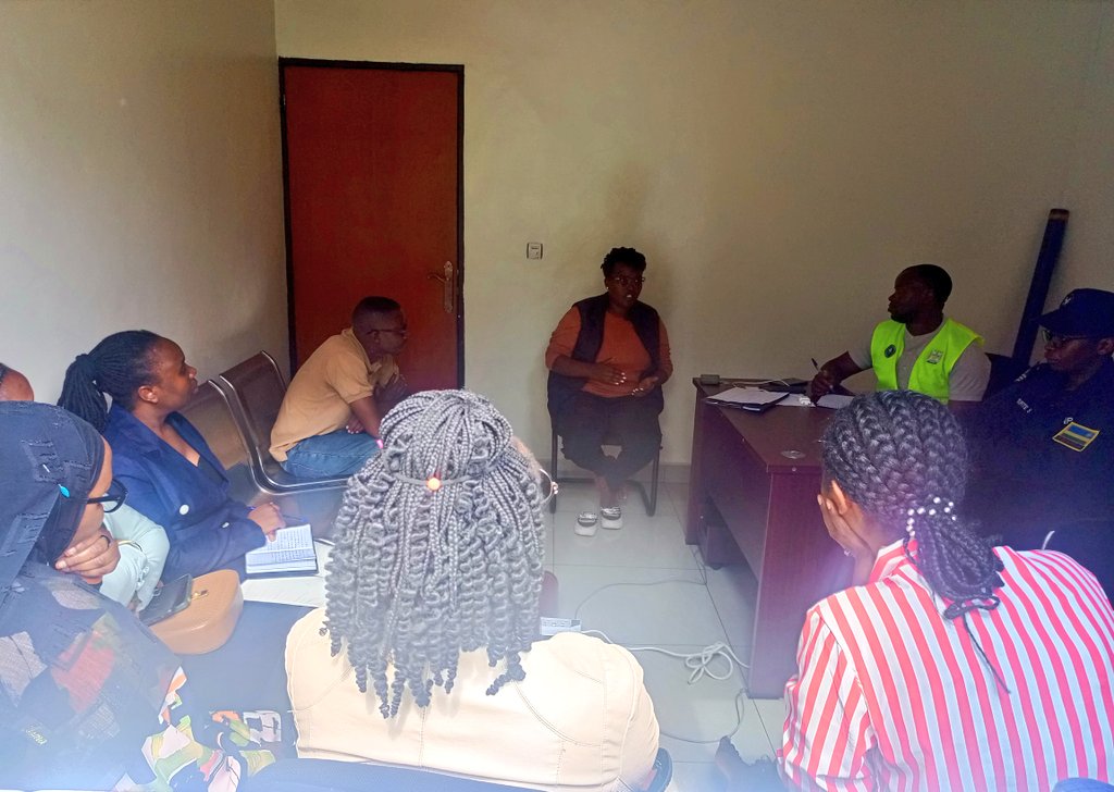 YouthMusanze's tweet photo. Uyu munsi kuri DPU Musanze HQ, muri office ya community policing, hateraniye inama yahuje bamwe mu bagize Komite ya YV mu Karere. 

Ni inama yayobowe na DCPO SSGT Nyirabahufite Solange, ikaba yari igamije kurebera hamwe Ishusho Rusange ya Youth Volunteers mu Karere. https://t.co/XgYh2InZgQ