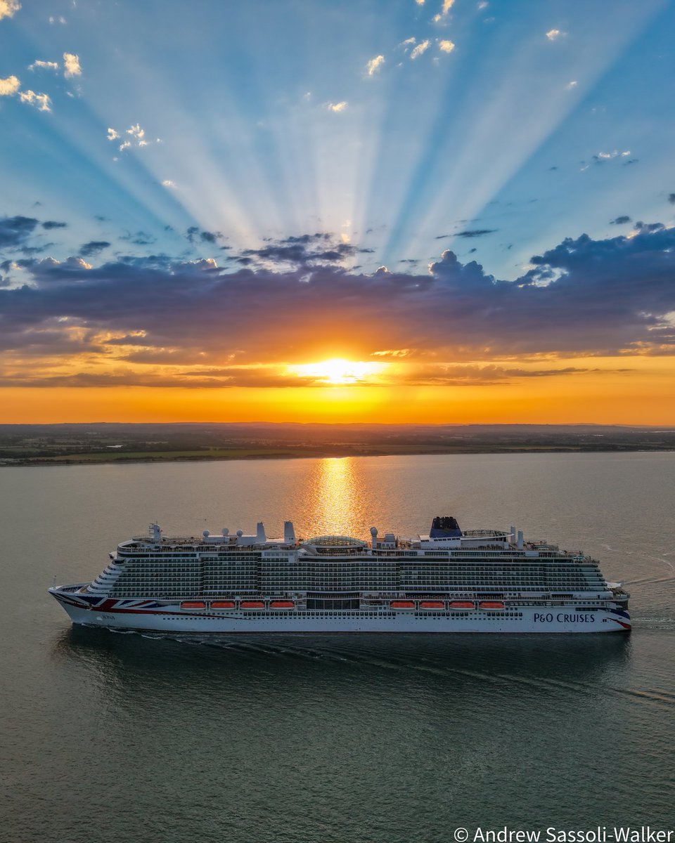 Andrew_SW's tweet photo. Amazing #SummerSolstice #sunrise & #sunset over #hampshire
Guests & crew onboard @pandocruises #iona were treated to a glorious start to the day as they arrive home to #southampton after a #cruise to #norway.
#lovewhereyoulive #thesolent #photography https://t.co/VcDjSlOMYN
