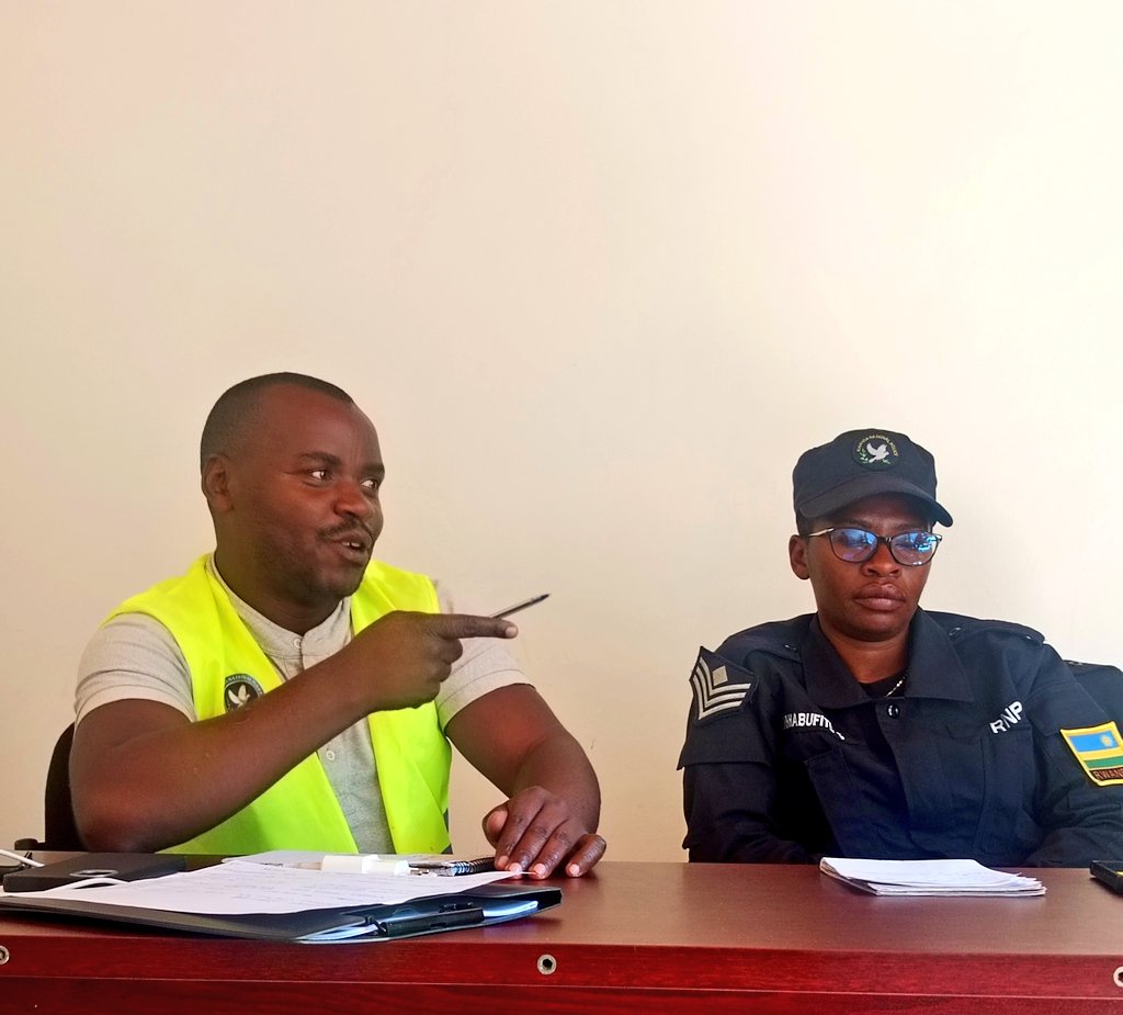 YouthMusanze's tweet photo. Uyu munsi kuri DPU Musanze HQ, muri office ya community policing, hateraniye inama yahuje bamwe mu bagize Komite ya YV mu Karere. 

Ni inama yayobowe na DCPO SSGT Nyirabahufite Solange, ikaba yari igamije kurebera hamwe Ishusho Rusange ya Youth Volunteers mu Karere. https://t.co/XgYh2InZgQ