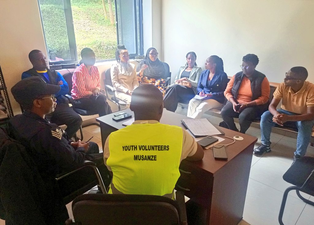 YouthMusanze's tweet photo. harebwe  ibigenda neza hemezwa ko bigomba kongerwa mo Imbaraga, ibitagenda neza nabyo  Hemezwa ko bikosorwa.

Abitabiriye Inama biyemeje guhagarara neza mu nshingano no kuba umusemburo w'impinduka.

#Ntakudohoka https://t.co/ADz2aWKcG2