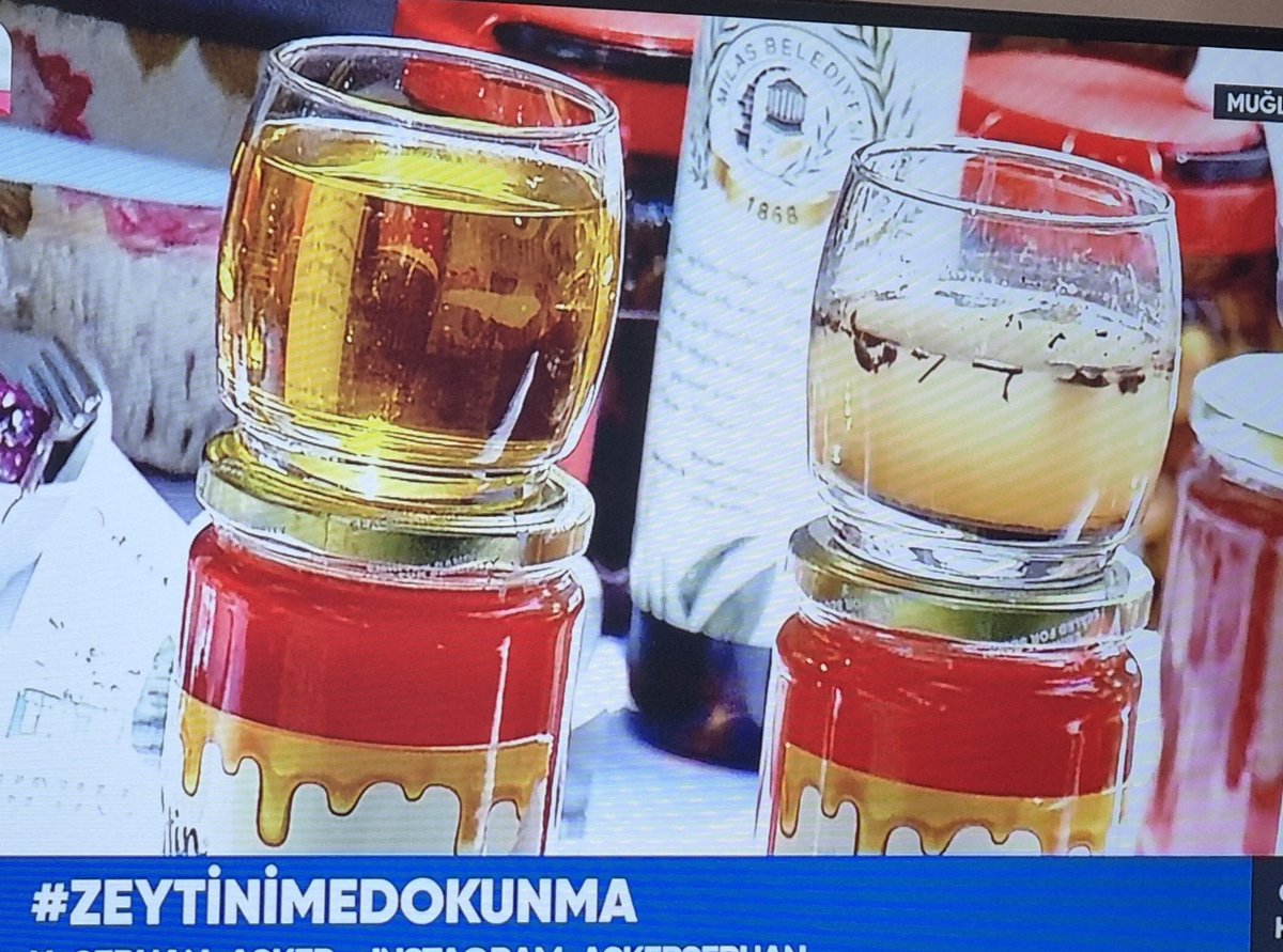 Muğla'dan zeytin üreticileri soruyor, seçiminizi yapın;
Soldaki zeytinyağı mı?
Sağdaki kömür suyu mu?
#zeytinimeağacımadokunma 
#zeytinlikleredokunma 
#ZeytinHayattır