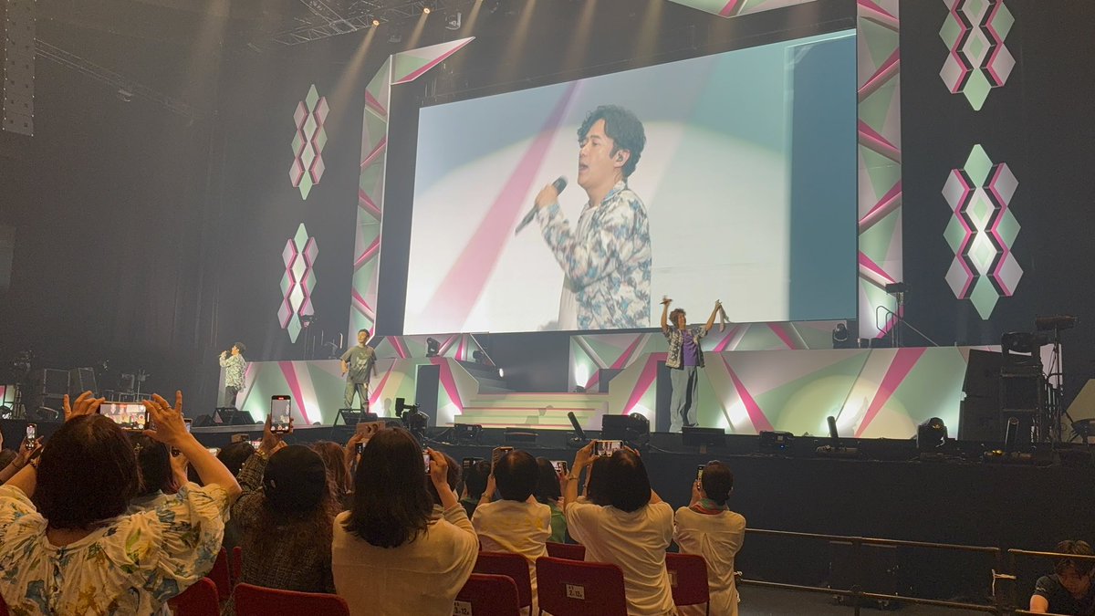 yoppy_6sma22's tweet photo. 今回も2公演参加してます☀️

お昼も夜もお見送り慎吾ちゃん💚
くろうさちゃんとハート作ったら
ちゃんと目合わせてルダハートして貰えた🫶🏻
夜は借り物のカンペンケースがまさかのニアミス。。
お見送りで見せつけたら指差し貰ったよ🤲🏼

今年もありがとう！！

2025.06.22 Sun.
#NAKAMAtoMEETING_vol4 https://t.co/I3hQBDlRt9