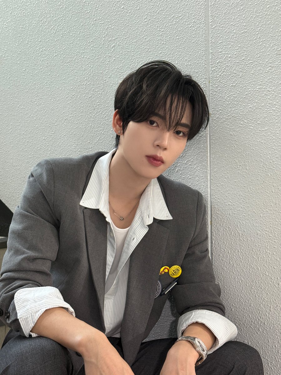 _𝗭𝗘𝗥𝗢𝗙𝗢𝗖𝗨𝗦

에디터님이 안경까지 쓰면📚👓
밤하늘을 날아서 궁전까지 갔다가🪽
결국 제로즈 되는 거예요🌹🤍

#ZEROBASEONE #ZB1 
#제로베이스원