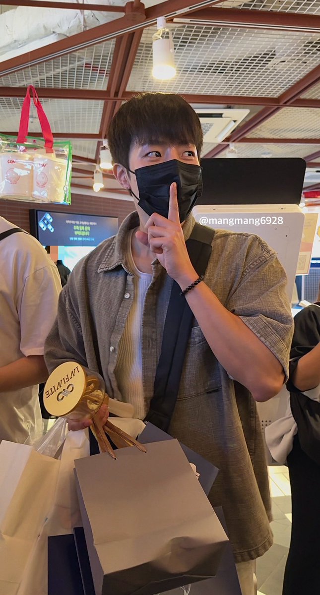 성열이 1기 여봉 꺼내서 휀걸들 갑자기 소리 지르니까 눈 똥그래져서 쉿..! ㅋㅋㅋㅋㅋㅋ
매너남 떵열이야ㅜ(미아내 우리도 모르게,,)