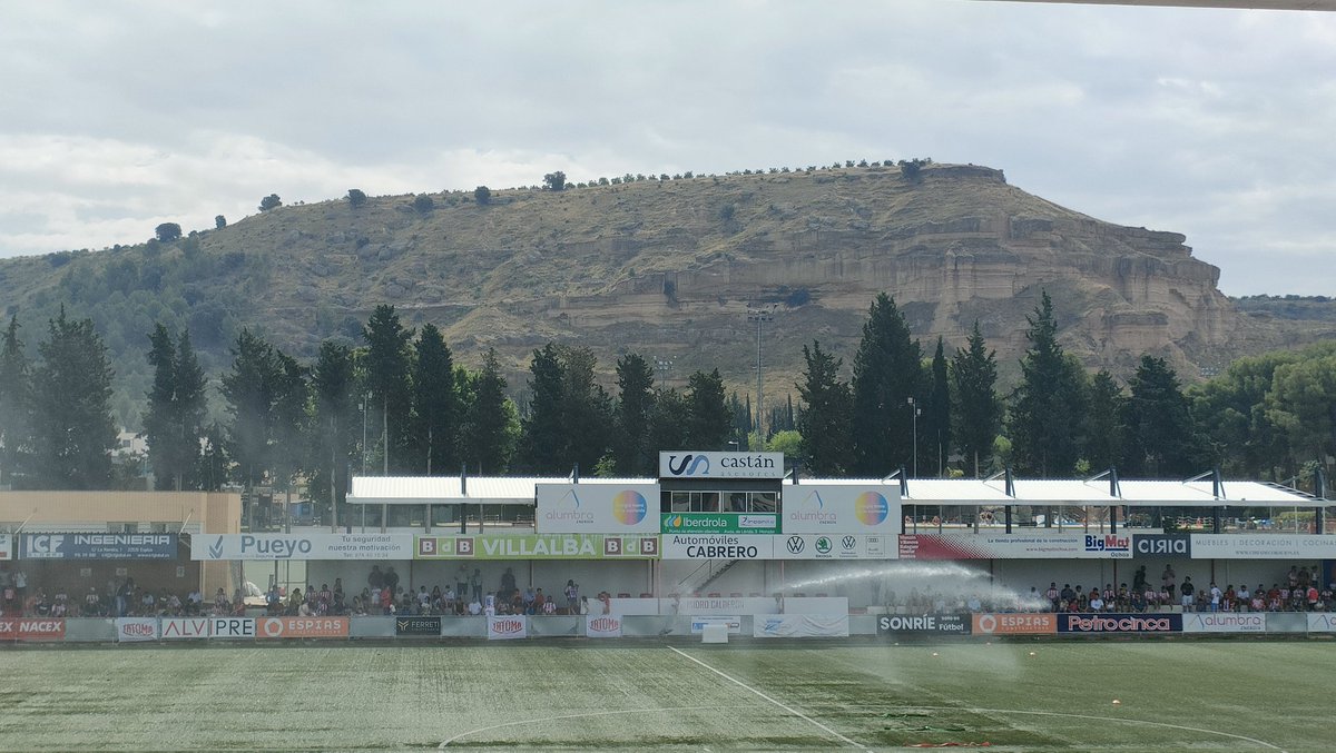 somdelhospi's tweet image. #Saludos des de l'Isidro Calderón!

Abaixem el teló del curs amb la tornada de la final d'ascens a #2RFEF entre l'@AtcoMonzon i la @UEPorreres. Fa 7 dies, a Mallorca, els aragonesos van guanyar 0-1. Previsió de gran ambient. I també de calo
#TheCatalanGroundhopper #groundhopping