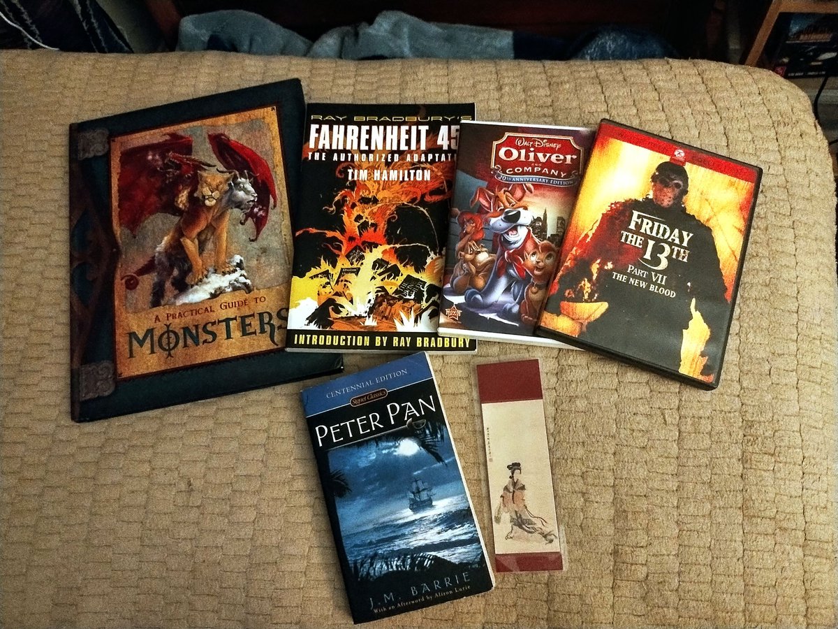 ScooterDoodles's tweet image. Yesterday was a nice little day trip to go thrifting with Mom at Sweet Repeats and Habitat For Humanity (found some cool things), then topped it off with lunch at The Eagle's Nest - still the best hot dogs and chilli cheese fries, 'nuff said! 📚📀🌭🍟🥤😌 #weekendunwind