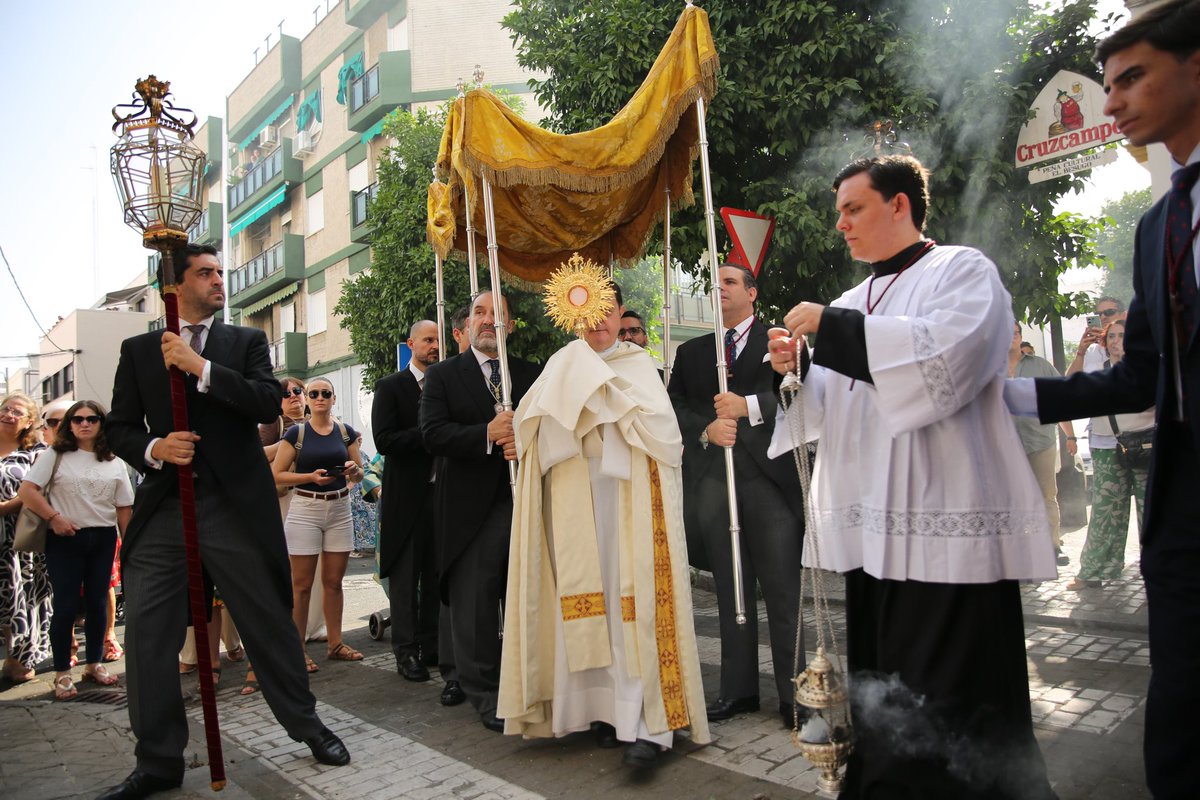 Estandarte de Sevilla (@estandartedesev) on Twitter photo 🟢 #EstandarteDS | El Santísimo Sacramento de la <a href="/hermandadsed/">Hermandad de Nervión</a> recorre las calles de su barrio, bajo palio de respeto como hace 95 años, acompañado por la <a href="/BandaMairena/">BM Mairena del Alcor</a>
📸 Hdad.
#SacramentalesSevilla25 🟢 #EstandarteDS | El Santísimo Sacramento de la <a href="/hermandadsed/">Hermandad de Nervión</a> recorre las calles de su barrio, bajo palio de respeto como hace 95 años, acompañado por la <a href="/BandaMairena/">BM Mairena del Alcor</a>
📸 Hdad.
#SacramentalesSevilla25