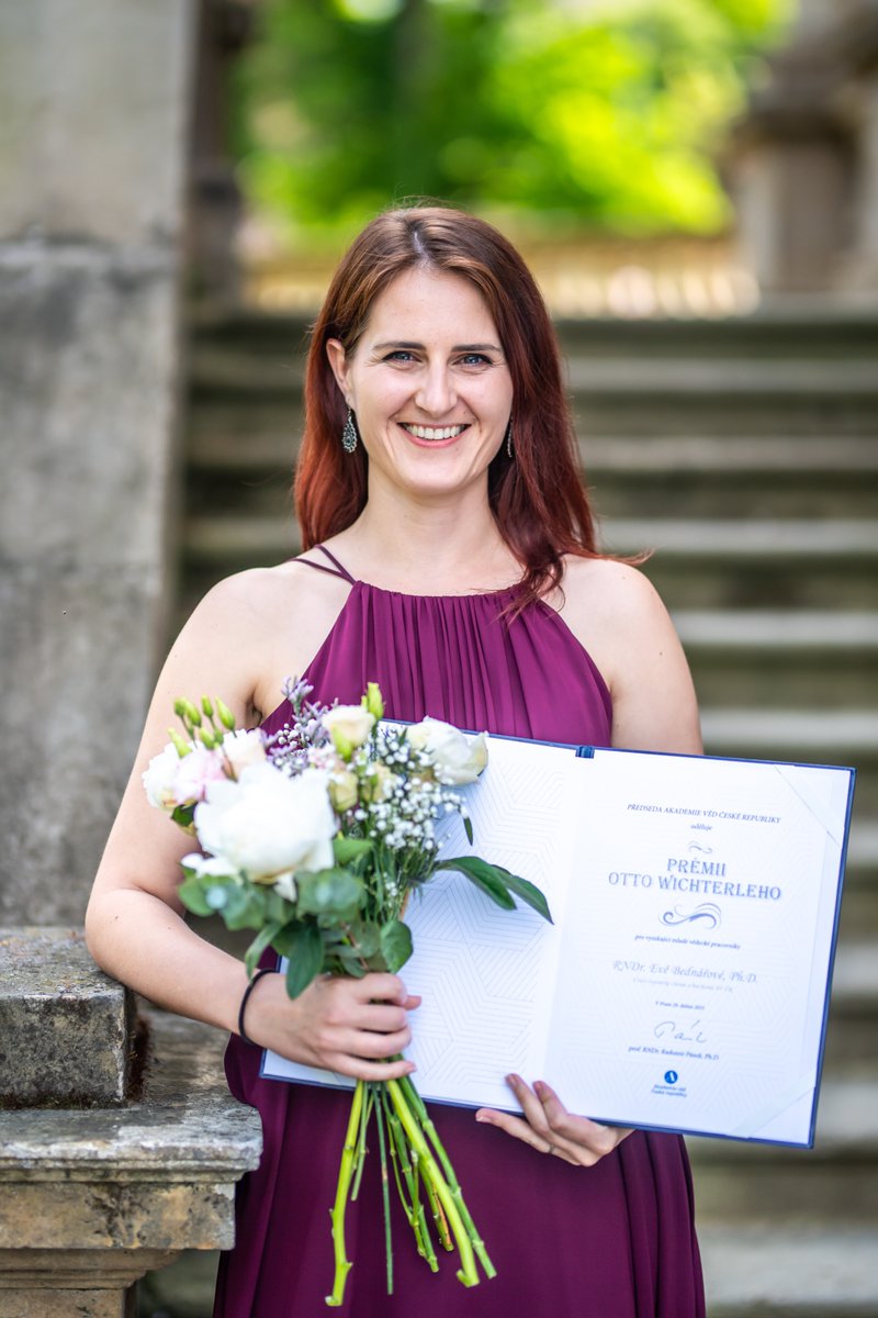 Nadace Experientia (@experientiacz) on Twitter photo 🏅 Eva Bednářová (<a href="/IOCBPrague/">IOCB Prague</a>), stipendistka pro rok 2019, obdržela Prémii Otto Wichterleho! Tu uděluje <a href="/Akademie_ved_CR/">Akademie věd ČR</a> mimořádně kvalitním a perspektivním vědcům a vědkyním do 35 let.
Moc gratulujeme!
📷 Jana Plavec, Divize vnějších vztahů SSČ AV ČR 🏅 Eva Bednářová (<a href="/IOCBPrague/">IOCB Prague</a>), stipendistka pro rok 2019, obdržela Prémii Otto Wichterleho! Tu uděluje <a href="/Akademie_ved_CR/">Akademie věd ČR</a> mimořádně kvalitním a perspektivním vědcům a vědkyním do 35 let.
Moc gratulujeme!
📷 Jana Plavec, Divize vnějších vztahů SSČ AV ČR