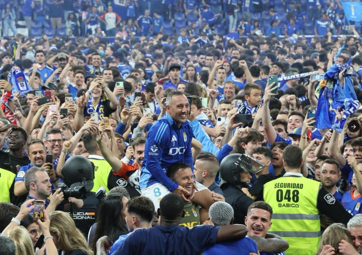 Que ayer fuera precisamente Diego Cervero el que subiera a hombros a Cazorla en el Tartiere es de guion de película.

Si el Oviedo hace un documental contando cómo volvió de Tercera a Primera, ahí tiene el final perfecto.