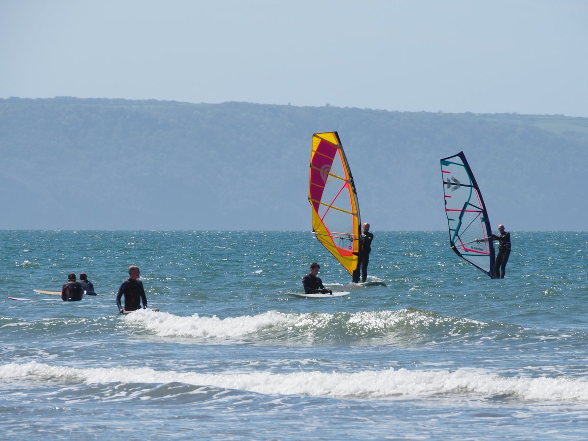 lovenorthdevon's tweet image. From catching waves in surf hotspots like #Croyde and #Woolacombe, to coasteering, paddleboarding, hiking, and cycling along rugged coastal trails- adventure is never far away in #NorthDevon 🌊 💦 🧗‍♂️

Dive into North Devon’s wild side: bit.ly/3WzwzqN
