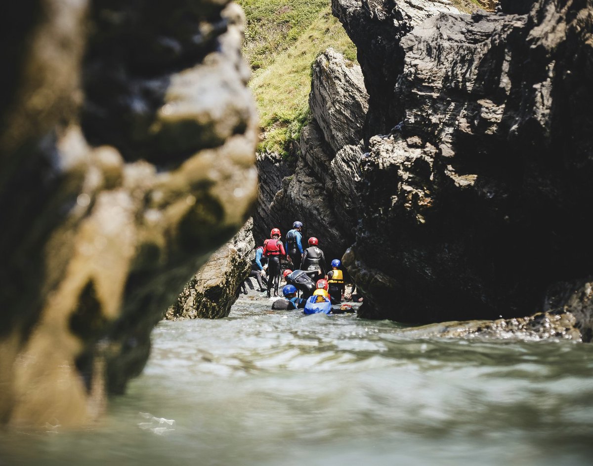 lovenorthdevon's tweet image. From catching waves in surf hotspots like #Croyde and #Woolacombe, to coasteering, paddleboarding, hiking, and cycling along rugged coastal trails- adventure is never far away in #NorthDevon 🌊 💦 🧗‍♂️

Dive into North Devon’s wild side: bit.ly/3WzwzqN