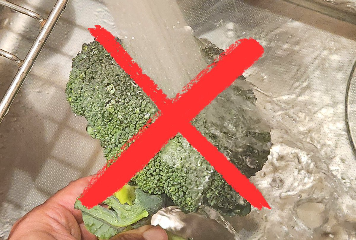 【注意喚起】
「ブロッコリーを流水で洗います」

これ絶対にやめてください！

ブロッコリーの蕾には小さな虫や汚れが潜んでいるリスクがあります。

ブロッコリーは表面に水を弾く成分がついているので、流水だと汚れが取れません！