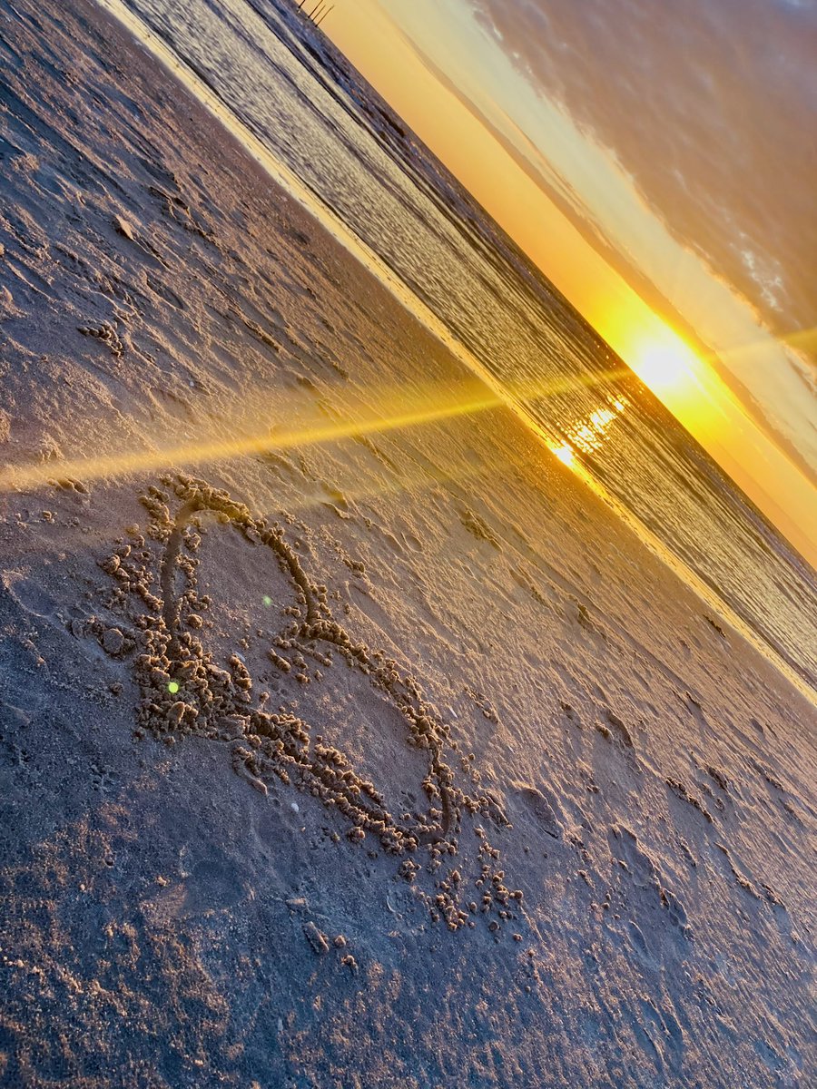 Liebe im bewussten Sinne ist nicht das, was die Welt oft als Liebe missversteht – eine Mischung aus intensiven Gefühlen, körperlicher Anziehung, Besitzdenken oder Erotik. Stattdessen ist bewusste Liebe eine bedingungslose, unabhängige und beständige Kraft, die aus dem Inneren