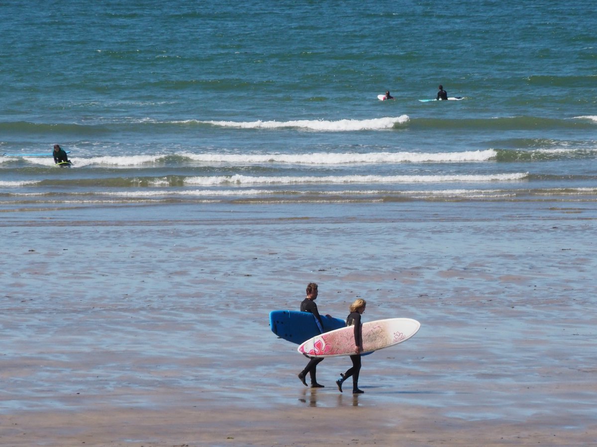 lovenorthdevon's tweet image. From catching waves in surf hotspots like #Croyde and #Woolacombe, to coasteering, paddleboarding, hiking, and cycling along rugged coastal trails- adventure is never far away in #NorthDevon 🌊 💦 🧗‍♂️

Dive into North Devon’s wild side: bit.ly/3WzwzqN