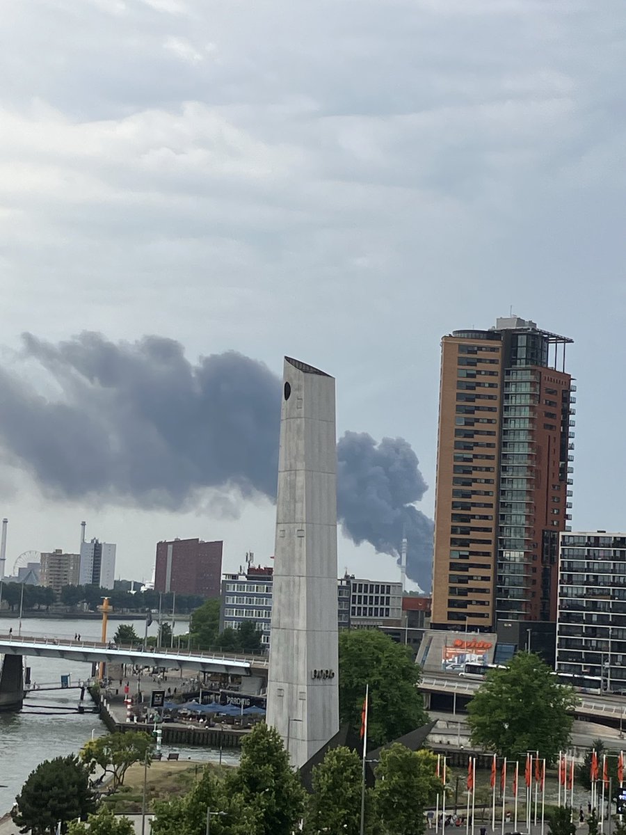 Dikke rookwolken bij grote brand in de Waalhaven, Rotterdam