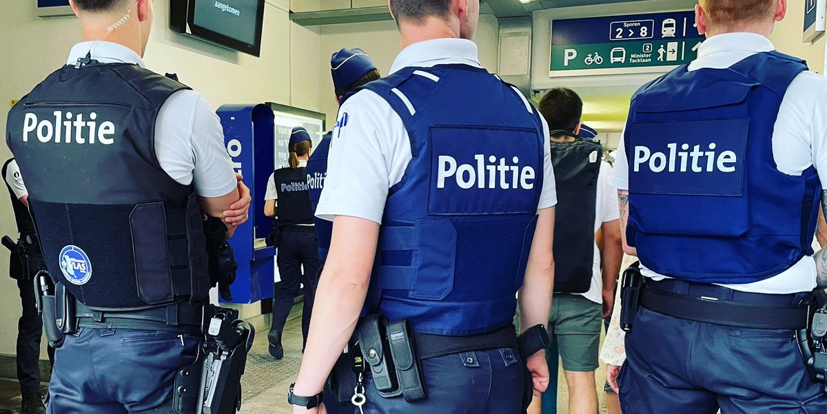 pzvlas's tweet photo. 🚨Gisteren voerde @pzvlas, samen met de @federalepolitie, de @WVL_PS en #DVZ een grootschalige overlastcontrole uit op treinreizigers in station van Kortrijk❗
🚉800 personen werden gecontroleerd, 45 daarvan kregen een grondige screening 👉Resultaten: https://t.co/3XWyeEeUb8 https://t.co/qlF56guFrs