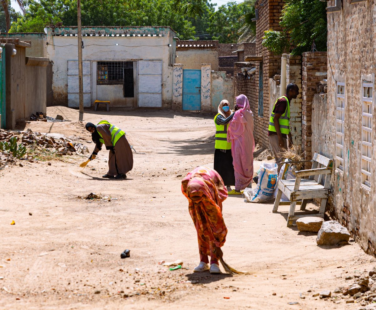IOMSudan's tweet image. Thousands of displaced Sudanese are returning home to Wad Madani to find neighborhoods overwhelmed by trash and waste.
IOM & HDPO are running community-led cleanups in Al-Makei & Jazirat Alfail, bringing hygiene and dignity to their neighbourhoods.
Made possible by @AustrianDev