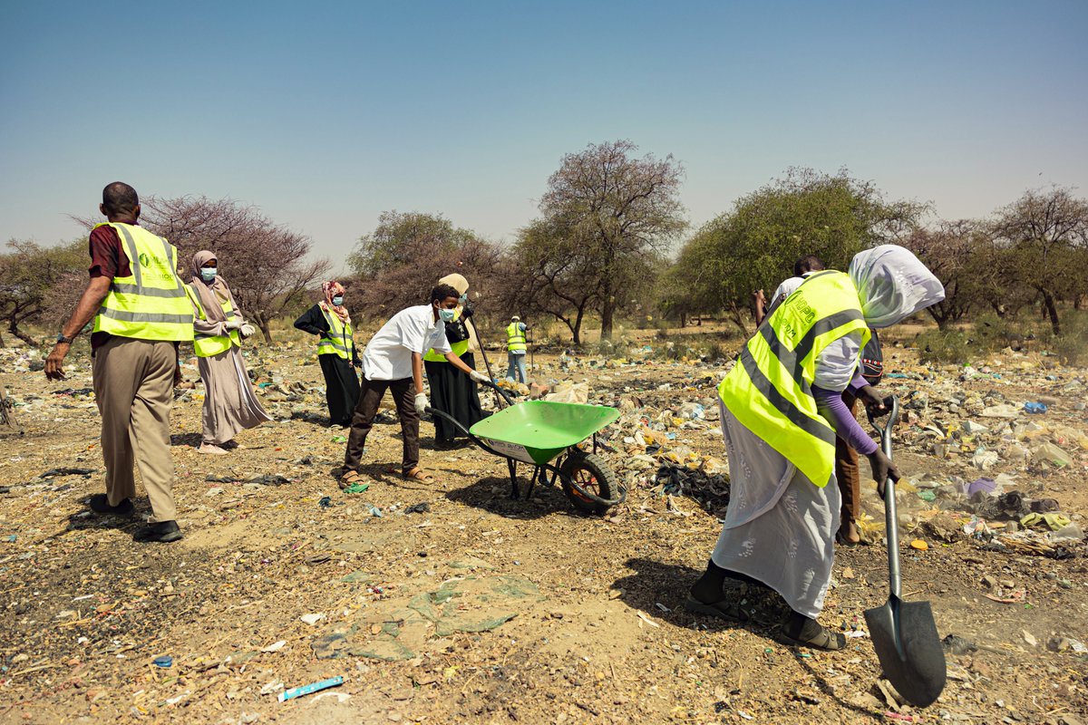IOMSudan's tweet image. Thousands of displaced Sudanese are returning home to Wad Madani to find neighborhoods overwhelmed by trash and waste.
IOM & HDPO are running community-led cleanups in Al-Makei & Jazirat Alfail, bringing hygiene and dignity to their neighbourhoods.
Made possible by @AustrianDev