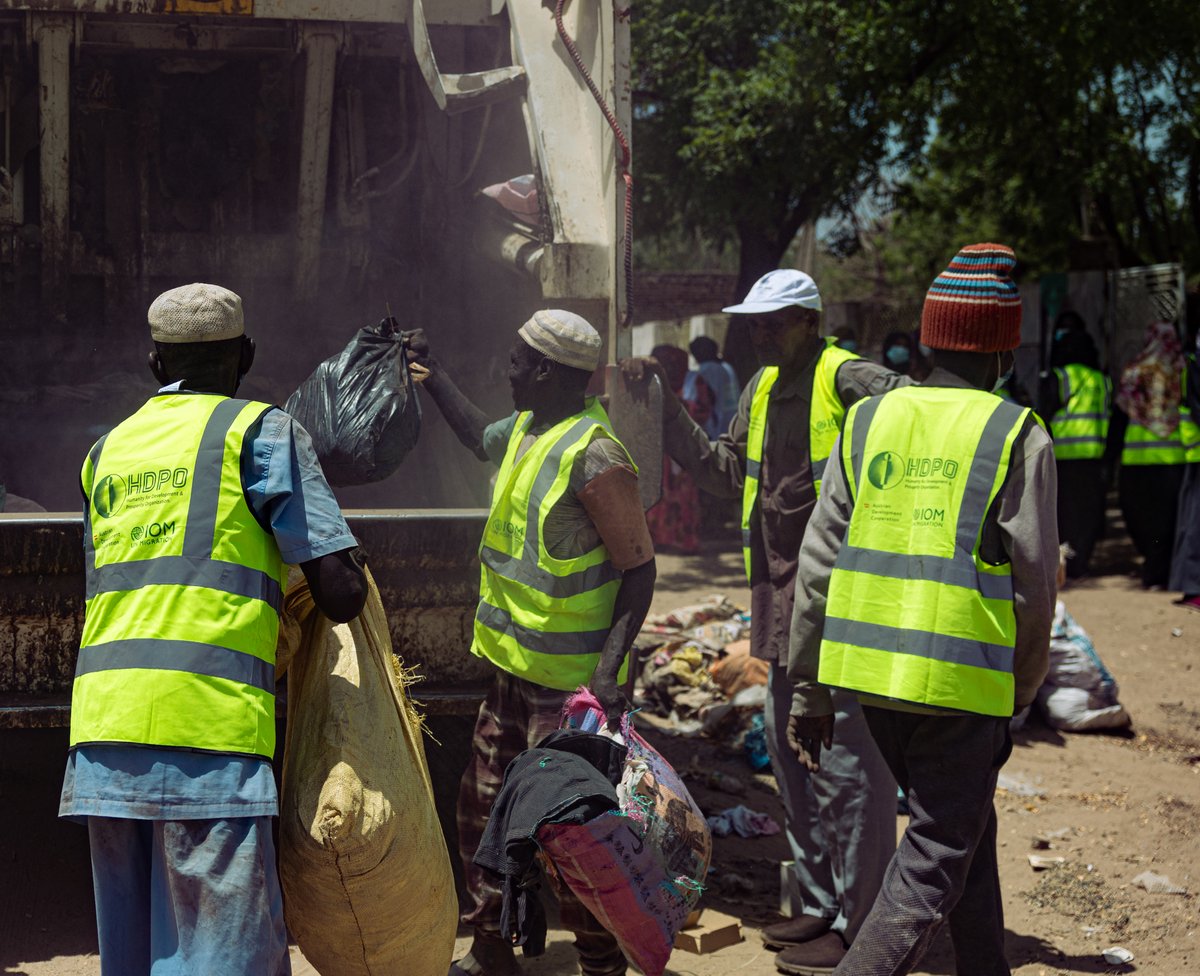 IOMSudan's tweet image. Thousands of displaced Sudanese are returning home to Wad Madani to find neighborhoods overwhelmed by trash and waste.
IOM & HDPO are running community-led cleanups in Al-Makei & Jazirat Alfail, bringing hygiene and dignity to their neighbourhoods.
Made possible by @AustrianDev