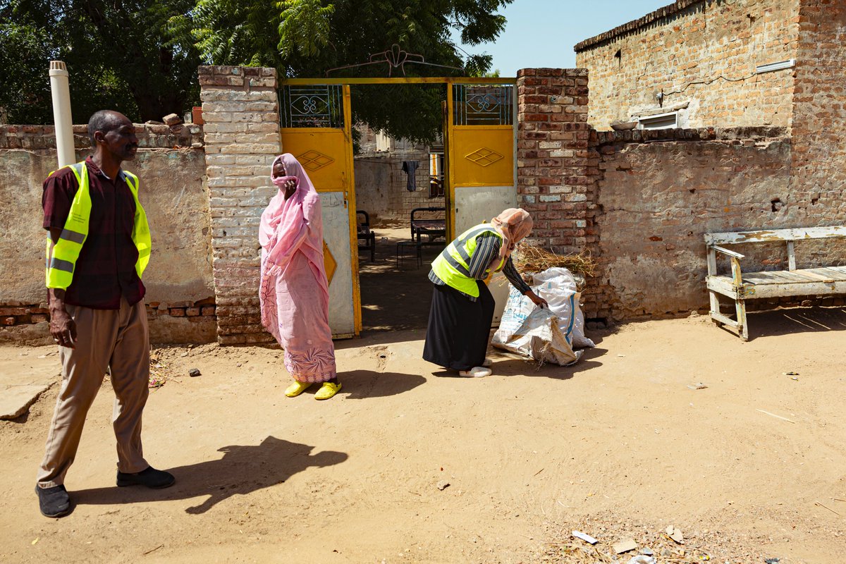 IOMSudan's tweet image. Thousands of displaced Sudanese are returning home to Wad Madani to find neighborhoods overwhelmed by trash and waste.
IOM & HDPO are running community-led cleanups in Al-Makei & Jazirat Alfail, bringing hygiene and dignity to their neighbourhoods.
Made possible by @AustrianDev
