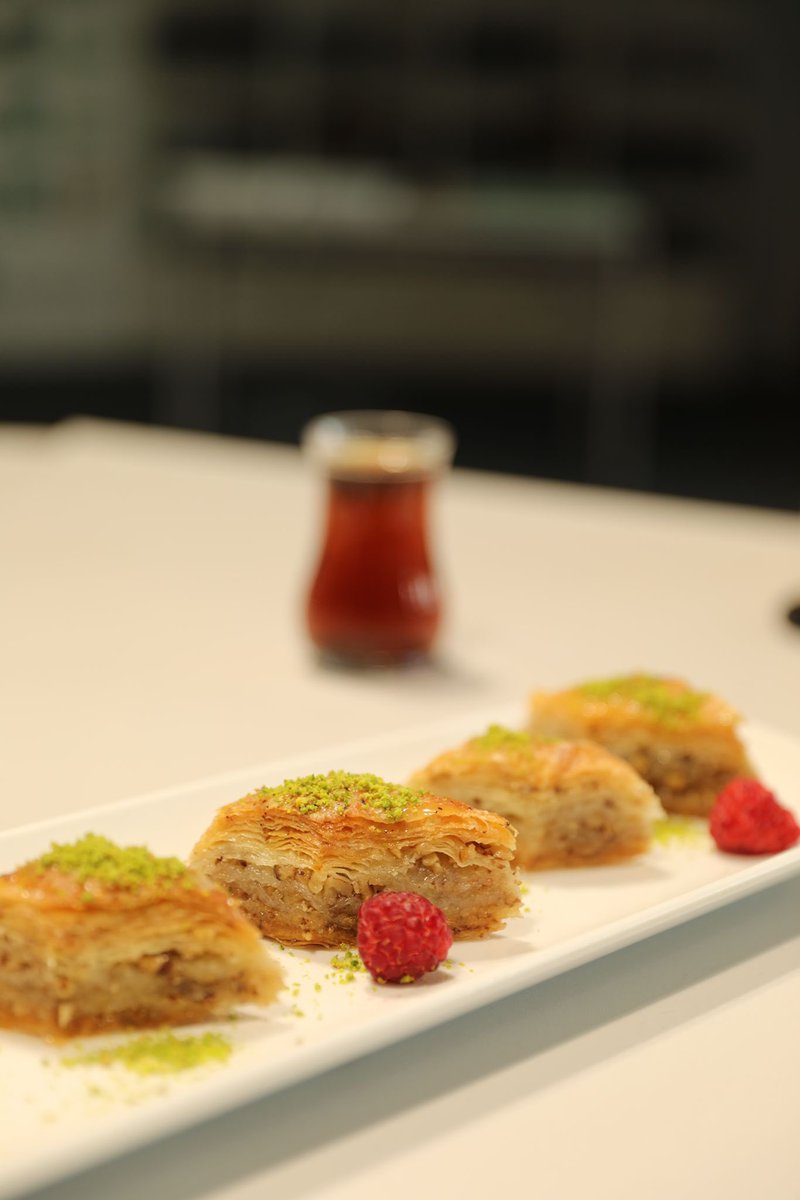 We hebben een ontzettend leuke workshop gehad! Eerst hebben we samen baklava gemaakt. Terwijl de baklava in de oven zat, hebben we börek gemaakt – met spinazie en aardappels. We hebben alles samen gebakken en gegeten. Daarna hebben we van de baklava geproefd.