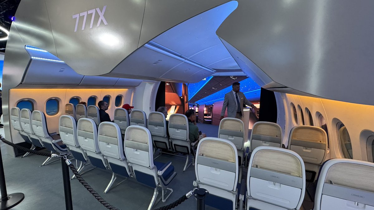 flight_report's tweet image. For the last day of the Paris Air Show, don’t forget to stop by the Boeing pavilion!

The Boeing 777X cabin’s spaciousness for both freighter and passenger versions.

The Ascent Business Class « Plus » first row.

#ParisAirShow #PAS25