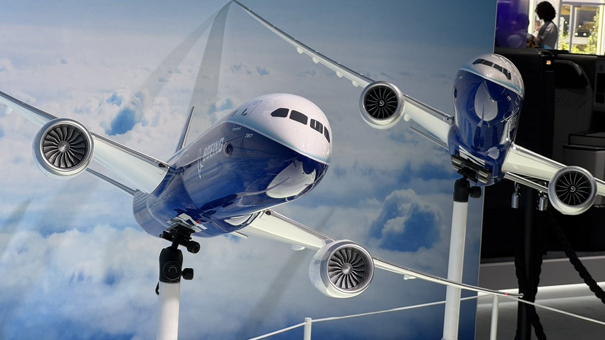 flight_report's tweet image. For the last day of the Paris Air Show, don’t forget to stop by the Boeing pavilion!

The Boeing 777X cabin’s spaciousness for both freighter and passenger versions.

The Ascent Business Class « Plus » first row.

#ParisAirShow #PAS25