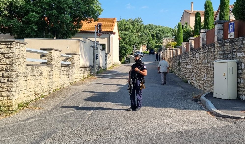 F_Desouche's tweet image. Horreur à Goult (84) : un commando armé débarque à la fin d'un mariage, assassine la mariée et blesse des invités, dont un enfant… Un assaillant tué lors de sa fuite. « Le mari et un tireur sont connus pour trafic de stups »
 fdesouche.com/2025/06/22/hor…