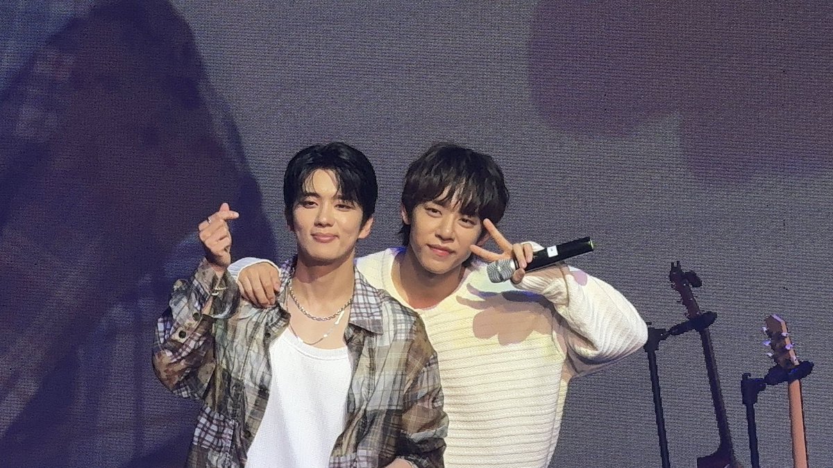 DearUniverse04's tweet photo. Daehyun jadi guest juga di fanmeet Youngjae?? Wahhh my DaeJae 😍😍

#정대현 #JUNGDAEHYUN #대현 #DAEHYUN
#유영재 #YOOYOUNGJAE #영재 #YOUNGJAE
#방정유문 #BYJM #비에이피 #BAP https://t.co/arH7flbn8l