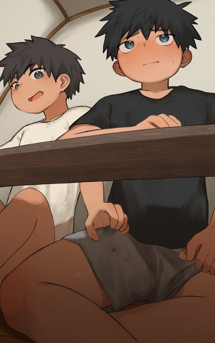 机の下で！！！