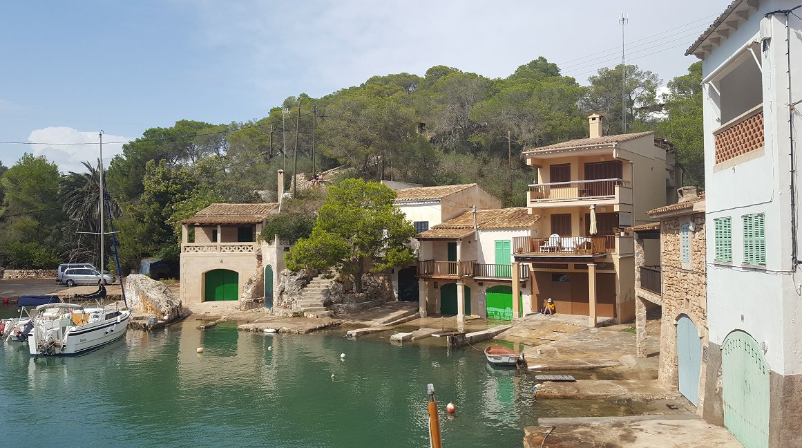 #RecomendaciónViajera (y sin salir de Mallorca) "Cala Figuera, Mallorca, España" es una pequeña cala de pescadores donde se respira paz y tranquilidad. f.mtr.cool/ihaiepvytd vía <a href="/balearity/">Balearity</a>