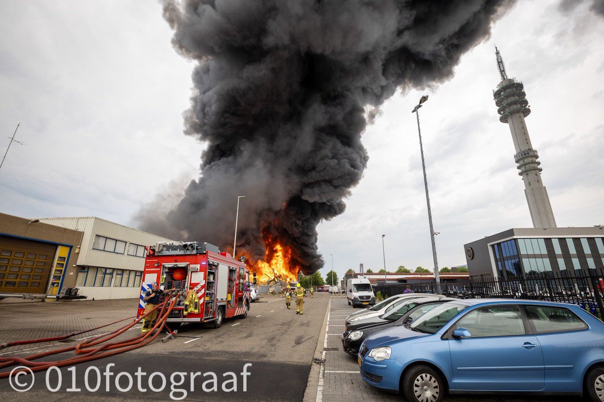 Grote brand in bedrijfspand Rotterdamse Waalhaven