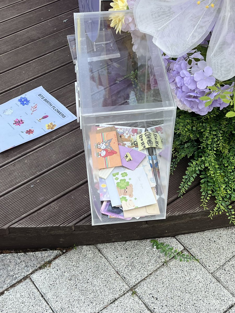 dSUGA_1993's tweet photo. PLEASE HELP RT‼️

🚨 URGENT NOTICE 🚨

It has come to our attention that the same individual who previously vandalized ARMY projects is currently in the vicinity of our installation. He has been attempting to post notes on our panels and insert cryptic messages into our letter boxes.

To ARMYs still at HYBE: please stay alert and exercise caution around the project area. Our volunteers will be arriving shortly to monitor and safeguard the space, and we will not hesitate to involve authorities if the situation escalates.

C: @iamcory325
#SpringDayInJune