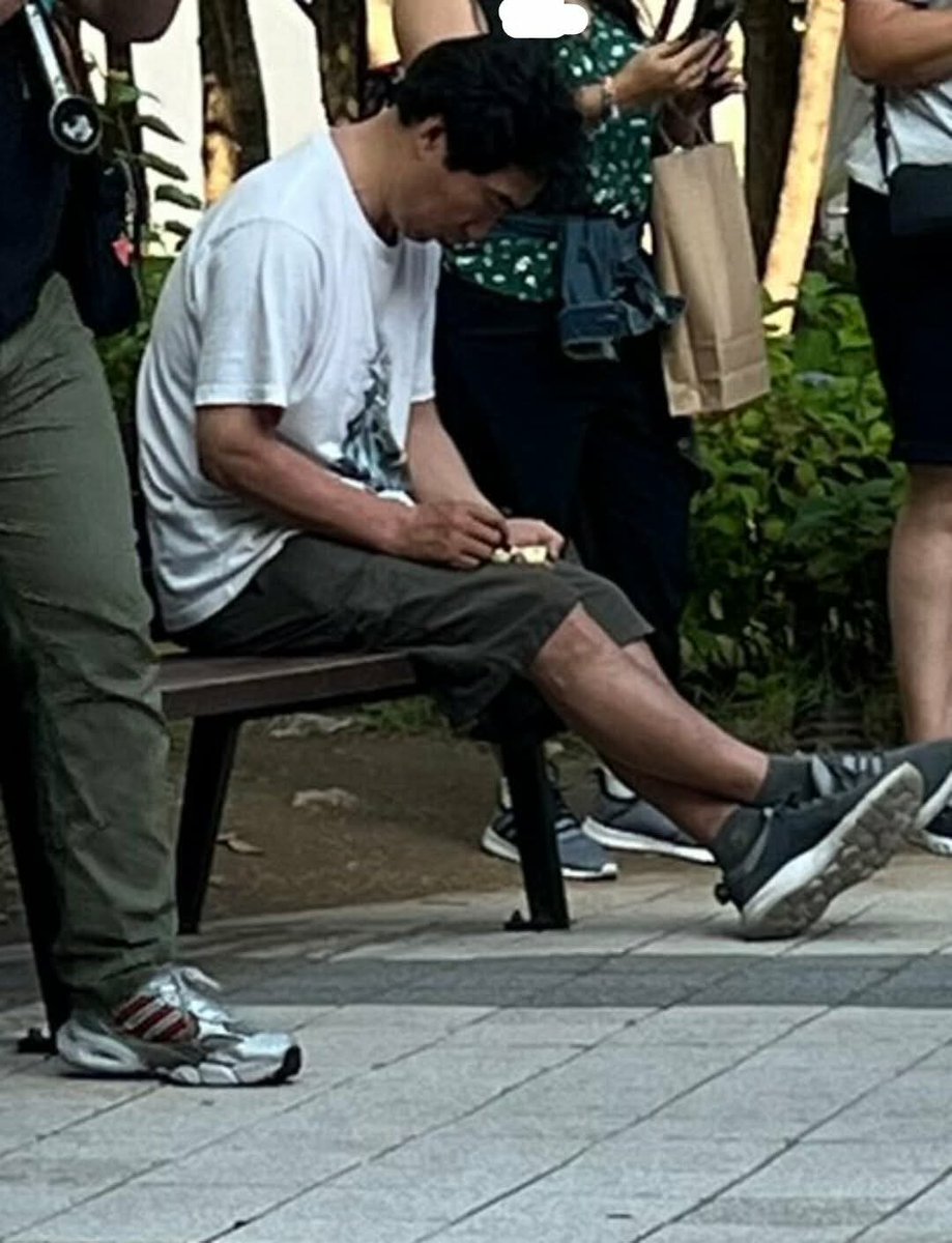 dSUGA_1993's tweet photo. PLEASE HELP RT‼️

🚨 URGENT NOTICE 🚨

It has come to our attention that the same individual who previously vandalized ARMY projects is currently in the vicinity of our installation. He has been attempting to post notes on our panels and insert cryptic messages into our letter boxes.

To ARMYs still at HYBE: please stay alert and exercise caution around the project area. Our volunteers will be arriving shortly to monitor and safeguard the space, and we will not hesitate to involve authorities if the situation escalates.

C: @iamcory325
#SpringDayInJune