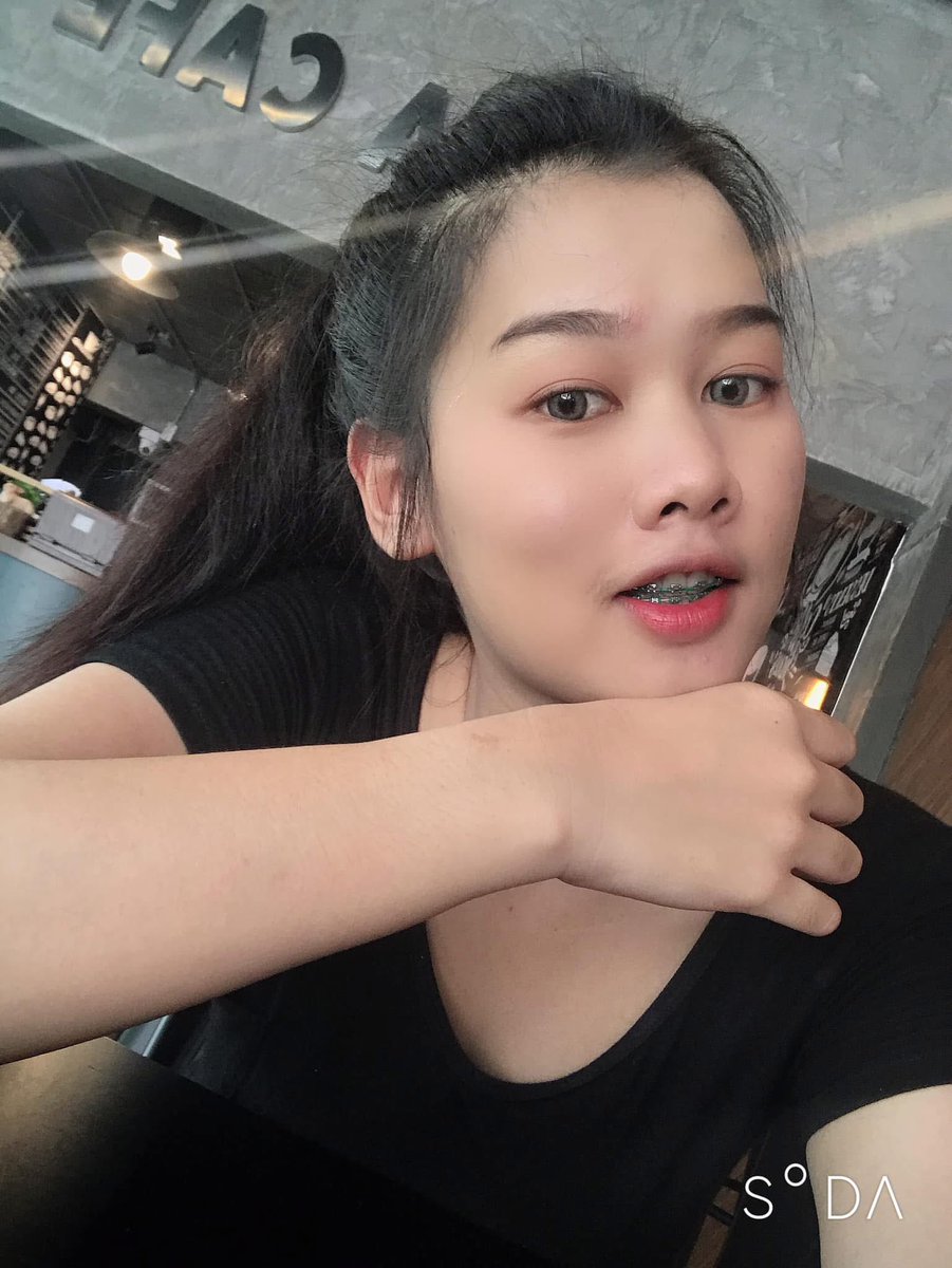 สมัยเรียนมหาลัย 3ปี-4ปีที่แล้ว ปากต้องเจ่อๆ สีลิปต้องแดง เหล็กจัดต้องมี ร่วมแล้วก็ดูดีในแบบขฃองมัน5555