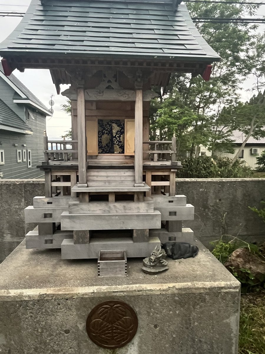 koji55's tweet photo. コナンで有名になった北海道東照宮の境内のここ⛩️
開いてるの初めて見ました😁
ってか屋根変わった？

#コナン
#函館 https://t.co/GK2C1BrPS5