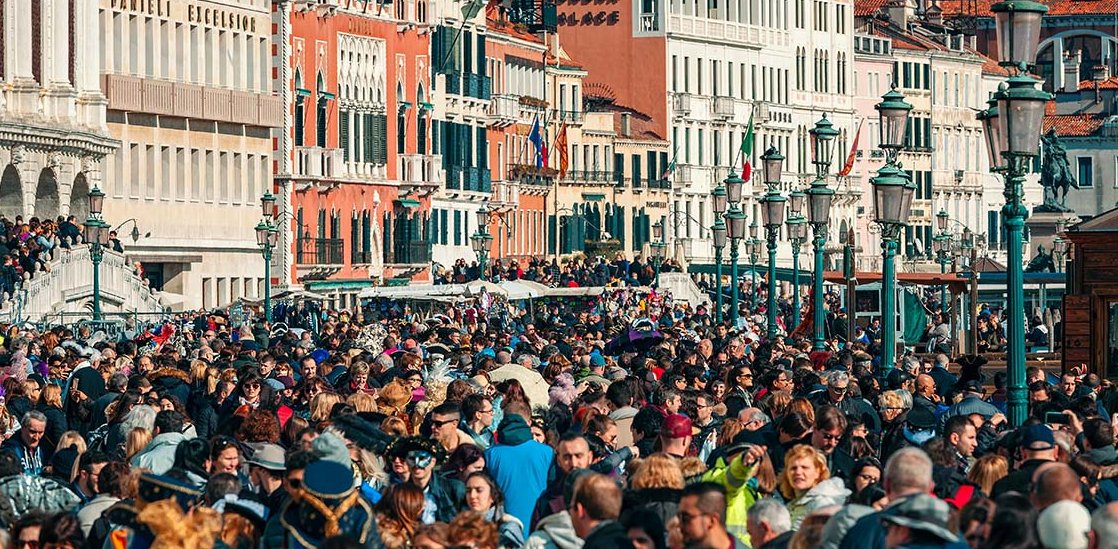 (Sur)vivre dans une ville touristique : les effets socio-spatiaux du surtourisme dans le centre historique de Venise.

geoconfluences.ens-lyon.fr/informations-s…