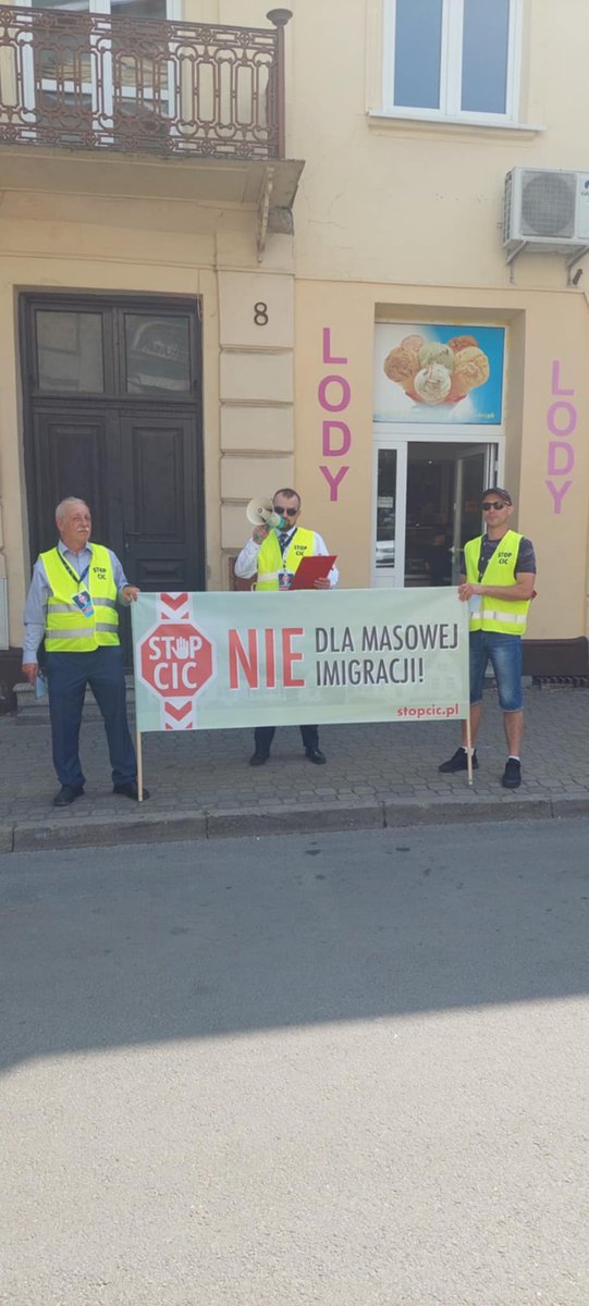 MichalMurgrabia's tweet photo. Komitet #stopcic działa!
Jesteśmy z akcją protestacyjno-informacyjną pod kościołem św. Jakuba Apostoła w Skierniewicach.
5 LIPCA wiec na skierniewickim rynku. Zaczynamy od 9! Bądź z nami.
Wejdź na https://t.co/ESckLQ54mL https://t.co/h8DyLsIuVS
