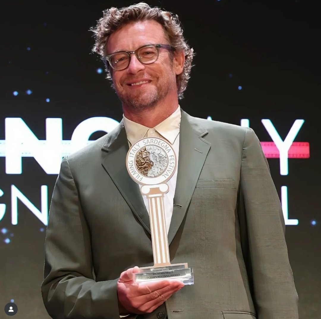 onemoveahead's tweet photo. #SimonBaker receives his #FilmingItaly Excellence award. I'm still at a loss why he received this. Maybe he personally funds Italian / European film? 🤷♀️ Anyways, always nice to see his talent recognised. He's a great actor / director & has more than earned his place in 🎥 https://t.co/IArgzR6RjY