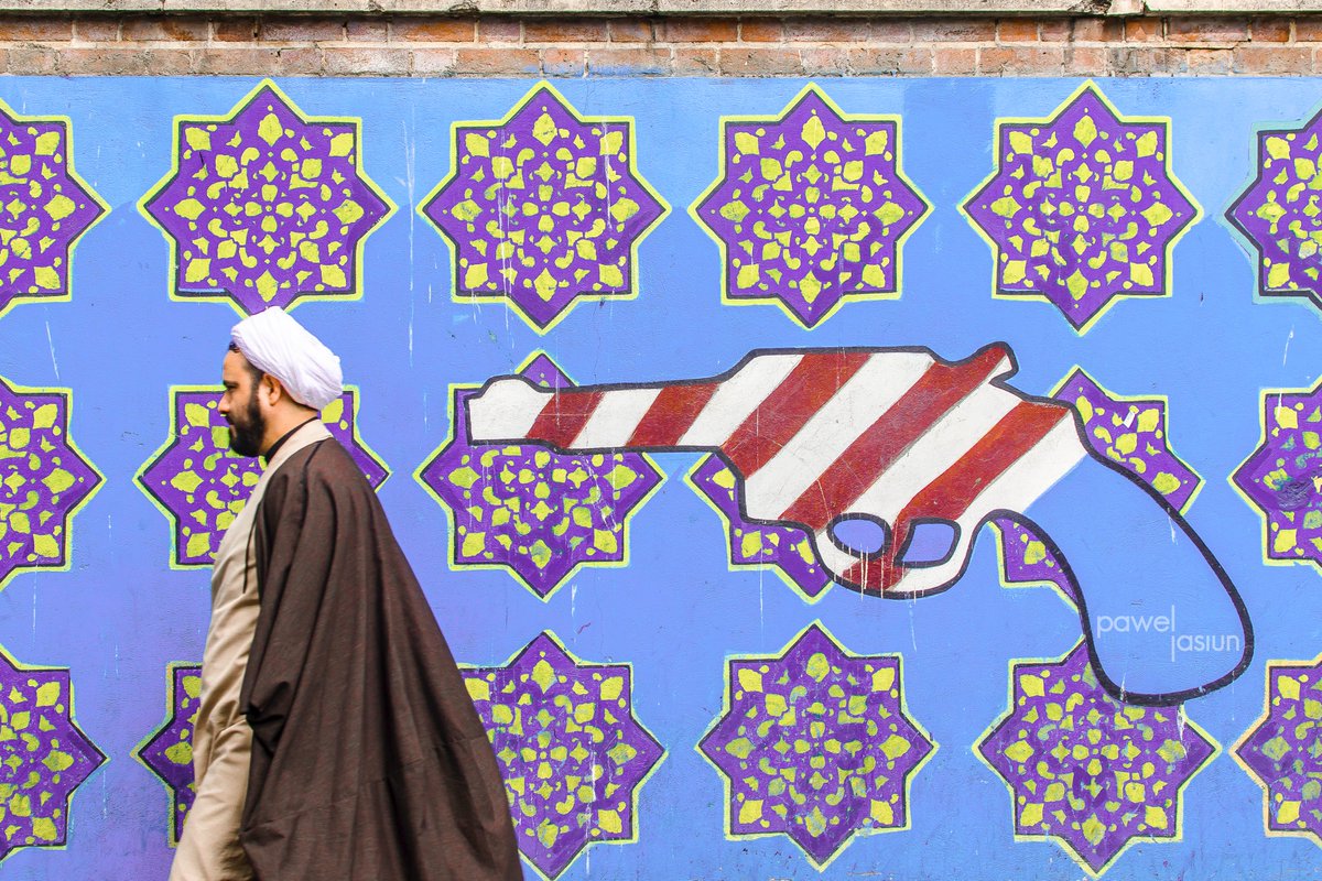 Nurneee's tweet photo. Kilka lat temu w Teheranie zrobiłem taki kadr. Dziś jest chyba bardzie aktualny niż kiedykolwiek. #Tehran #wojna #IranWar https://t.co/SvLLZM74xP