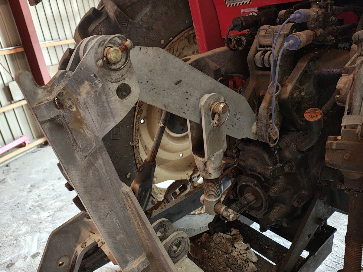 今年から使ってるブームスプレーヤーのワンタッチヒッチは非常に楽だ  1人で楽に付け外し出来る

前の機械は2人掛りで取り外ししてました

トラクター側に付けるワンタッチのヒッチが重いけど 付け外しにコツがある

あっ外したついでにトラクターのミッションオイル交換しました